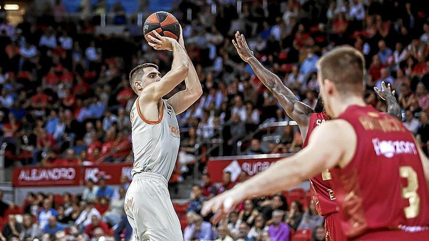 Marinkovic lanza un triple sobre Sant-Roos durante el partido del pasado domingo contra el Zaragoza.