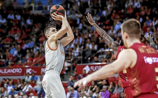 Marinkovic lanza un triple sobre Sant-Roos durante el partido del pasado domingo contra el Zaragoza.