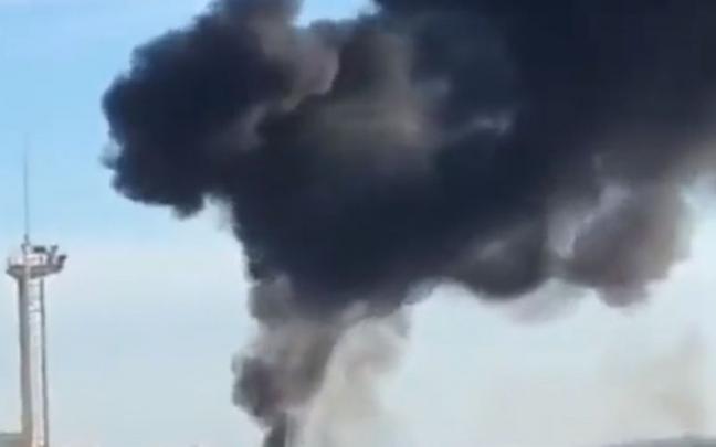 El accidente de avi&oacute;n provoc&oacute; una gran humareda.