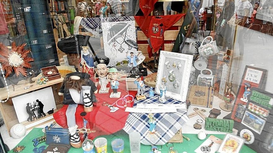 Con ventana, balcón y escaparate