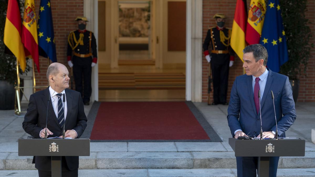 El canciller alemán, Olaf Scholz, y el presidente del Gobierno español, Pedro Sánchez.