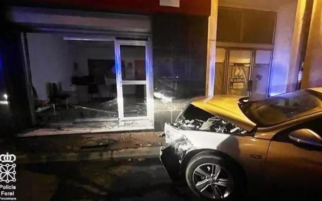 El coche, junto al local contra el que chocó