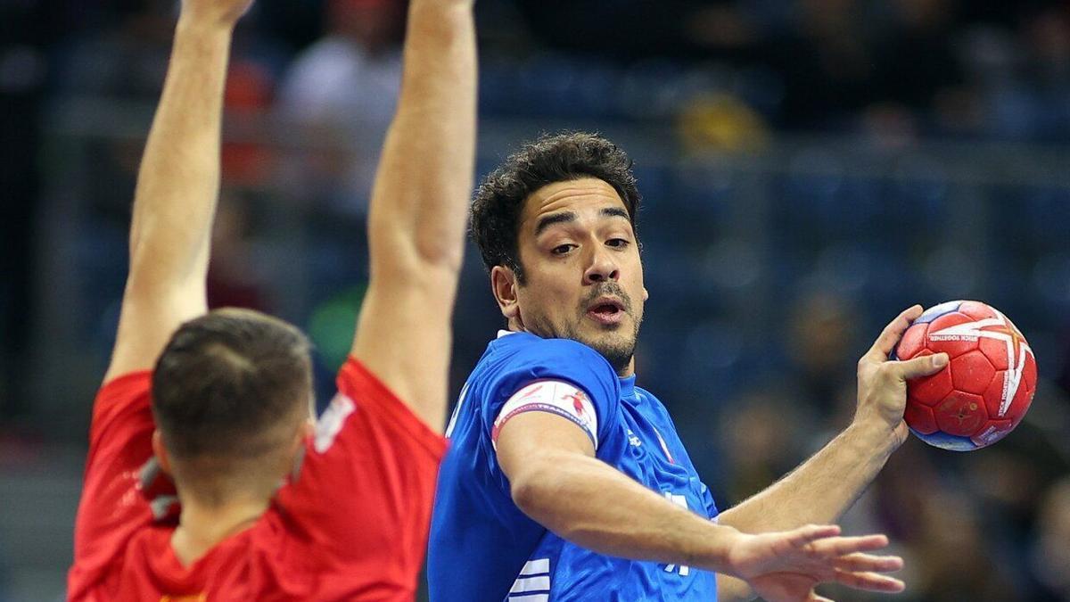 Rodrigo Salinas intenta un lanzamiento a portería, en el partido del Mundial entre Chile y Montenegro.