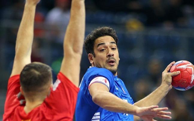 Rodrigo Salinas intenta un lanzamiento a portería, en el partido del Mundial entre Chile y Montenegro. Rodrigo Salinas intenta un lanzamiento a portería, en el partido del Mundial entre Chile y Montenegro.
