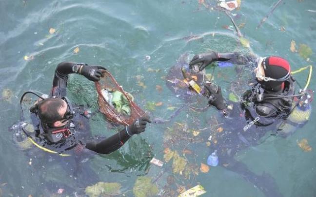 Imagen de archivo de recogida de basura en las aguas de Urdaibai.