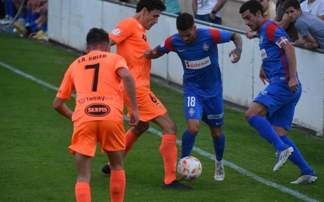 El azul Rayco, con el apoyo de su compañero Iker Seguín, intenta una acción por banda.