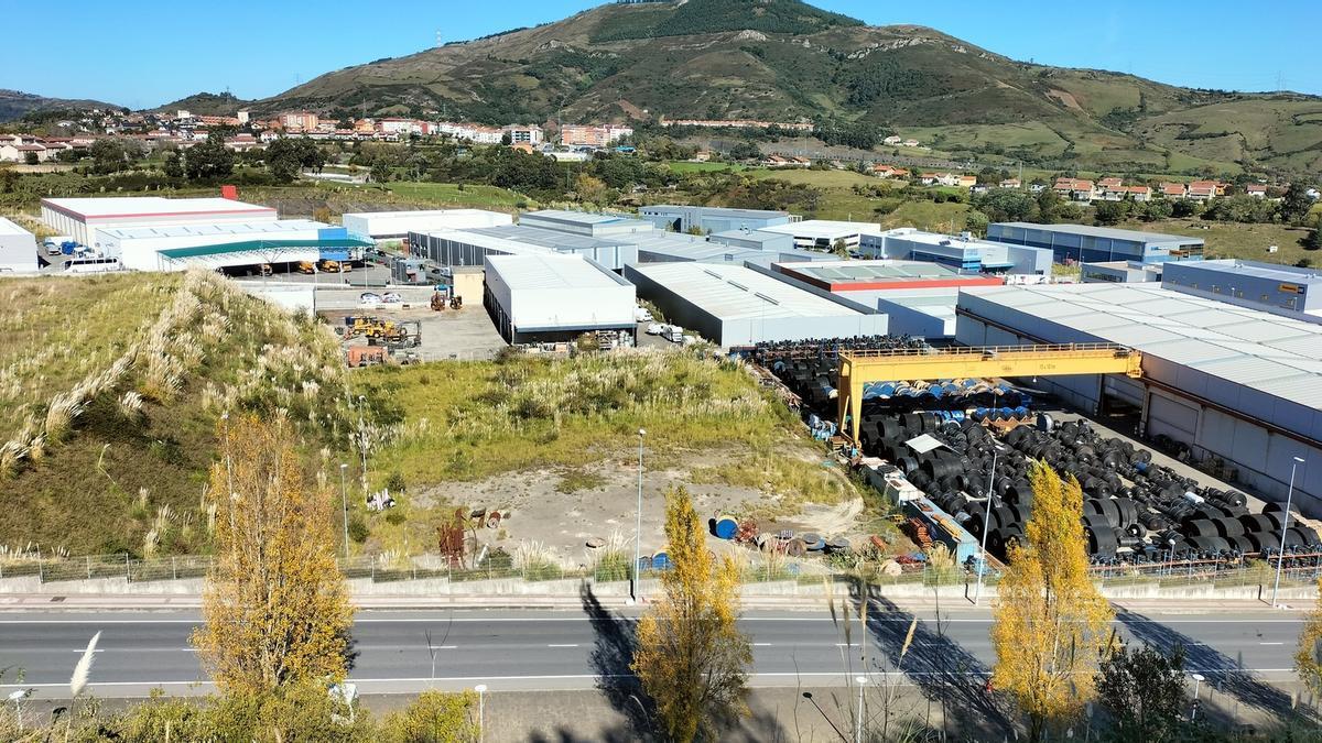 En primer plano, la carretera que rodea los terrenos de la primera fase de Abra Industrial en dirección al barrio ortuellarra de El Saugal, donde se produjo uno de los robos de cable.