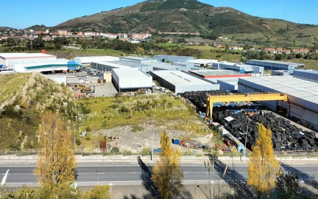 En primer plano, la carretera que rodea los terrenos de la primera fase de Abra Industrial en direcci&oacute;n al barrio ortuellarra de El Saugal, donde se produjo uno de los robos de cable.