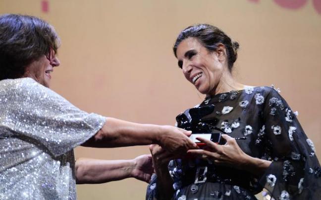 Blanca Li recibiendo su galardón. Blanca Li recibiendo su galardón.