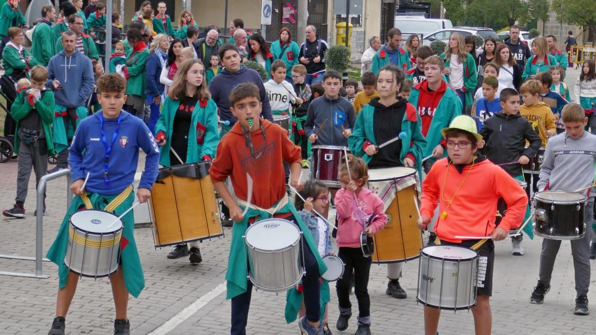 La batukada txiki puso la banda sonora al mediodía.