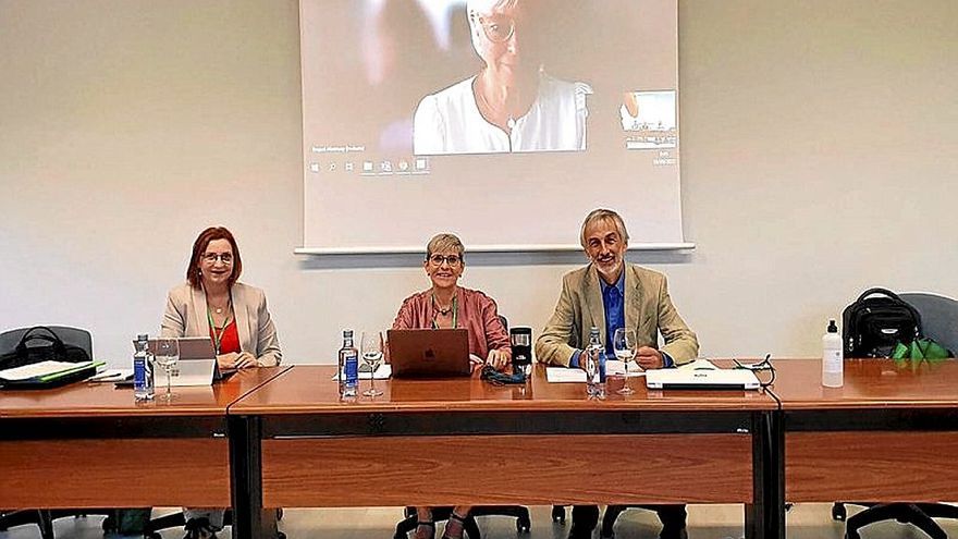 El director general de Justicia, Rafael Sainz de Rozas (dcha), junto a las magistradas Carme Guil, Rosalía Alaya y Raquel Alastruey.