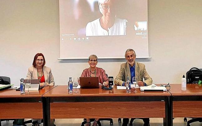 El director general de Justicia, Rafael Sainz de Rozas (dcha), junto a las magistradas Carme Guil, Rosalía Alaya y Raquel Alastruey. El director general de Justicia, Rafael Sainz de Rozas (dcha), junto a las magistradas Carme Guil, Rosalía Alaya y Raquel Alastruey.