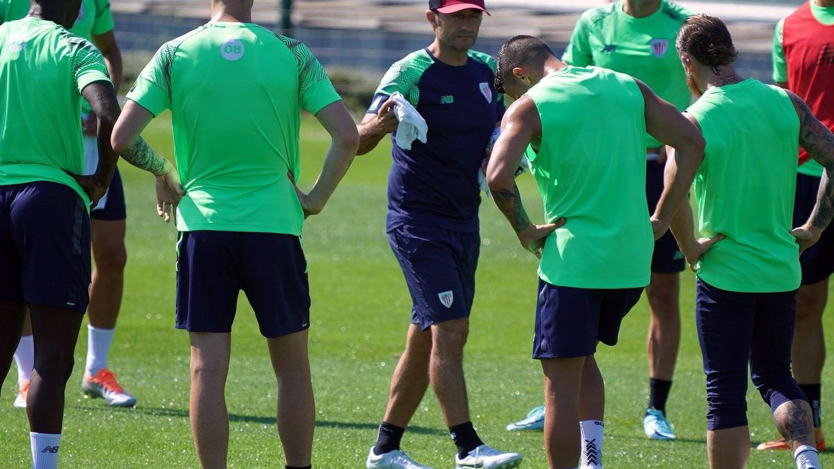 Ernesto Valverde da instrucciones a sus jugadores en un entrenamiento de la semana pasada.