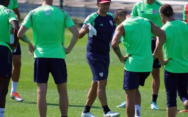 Ernesto Valverde da instrucciones a sus jugadores en un entrenamiento de la semana pasada. Ernesto Valverde da instrucciones a sus jugadores en un entrenamiento de la semana pasada.