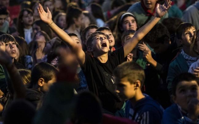 Tras el lanzamiento del cohete hubo una lluvia de caramelos desde el balcón del Ayuntamiento.
