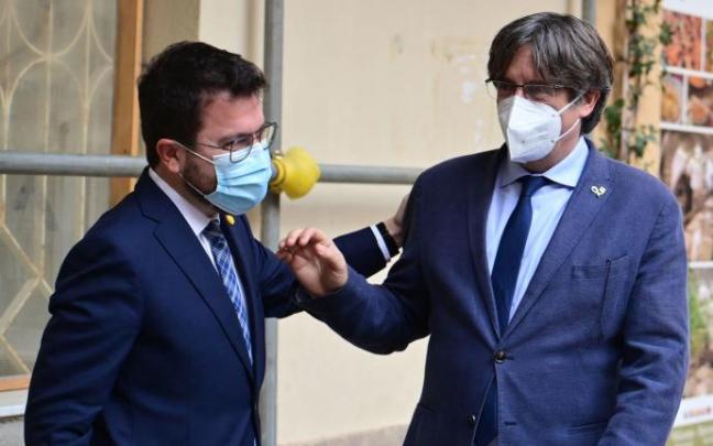 Puigdemont charlando con Pere Aragonés. Puigdemont charlando con Pere Aragonés.