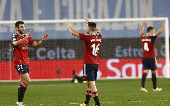Los jugadores de Osasuna celebran la victoria