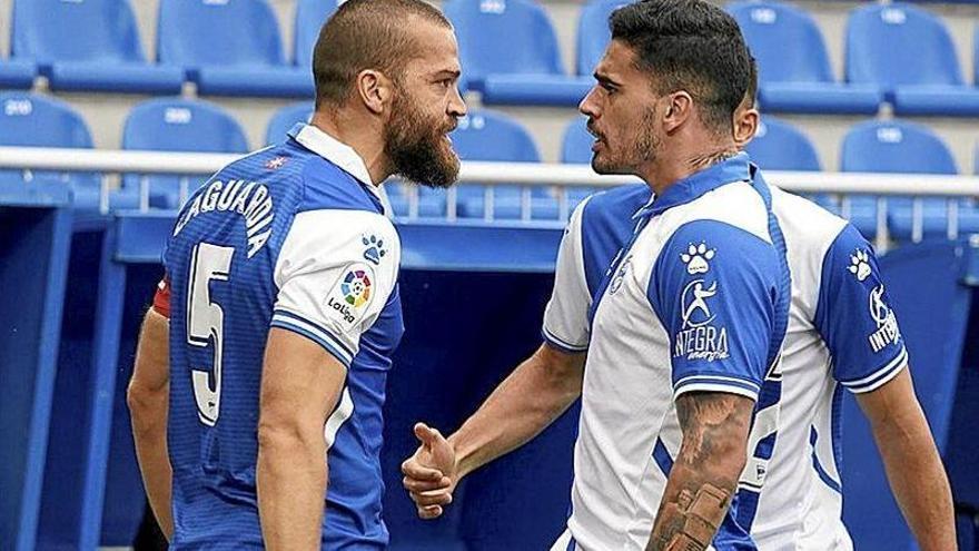 Víctor Laguardia celebra uno de sus goles como albiazul junto a Miguel De la Fuente.