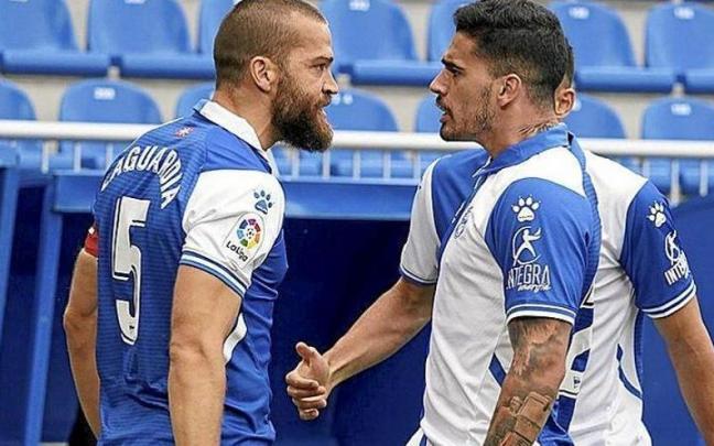V&iacute;ctor Laguardia celebra uno de sus goles como albiazul junto a Miguel De la Fuente.