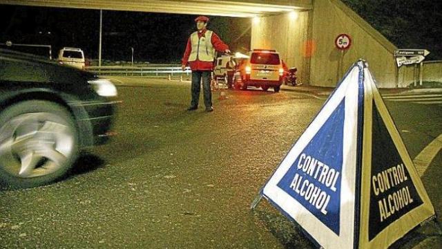 Imagen de archivo de un agente de la Ertzaintza controlando el tráfico en una zona en la que se estaban efectuando controles de alcoholemia.