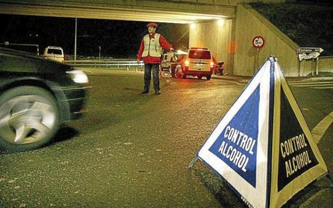 Imagen de archivo de un agente de la Ertzaintza controlando el tráfico en una zona en la que se estaban efectuando controles de alcoholemia. Imagen de archivo de un agente de la Ertzaintza controlando el tráfico en una zona en la que se estaban efectuando controles de alcoholemia.