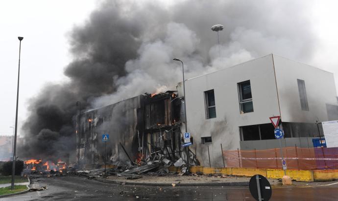 El edificio contra el que ha chocado el avión, en llamas.