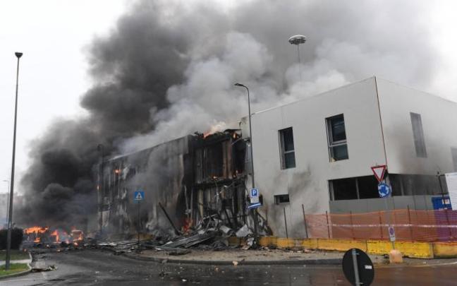 El edificio contra el que ha chocado el avión, en llamas.