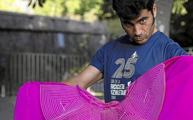 El torero de Sarriguren, entrenando en las murallas.