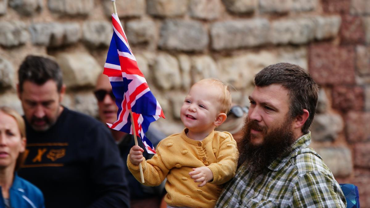 Un niño sostiene la bandera del Reino Unido.