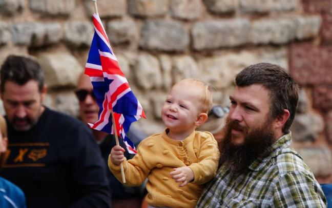 Un niño sostiene la bandera del Reino Unido.