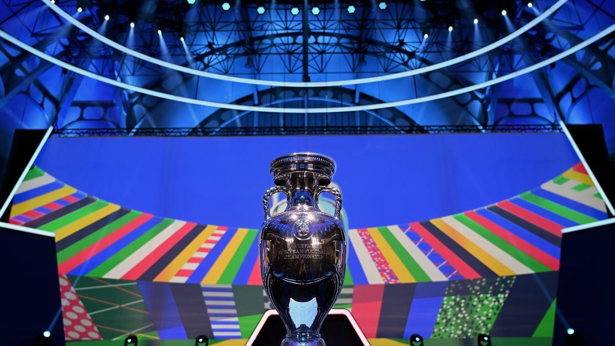 El trofeo de la Eurocopa en el escenario en el que ha tenido lugar el sorteo.