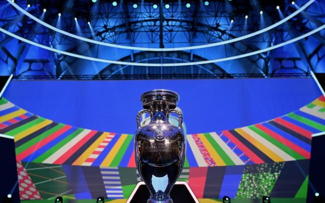 El trofeo de la Eurocopa en el escenario en el que ha tenido lugar el sorteo.