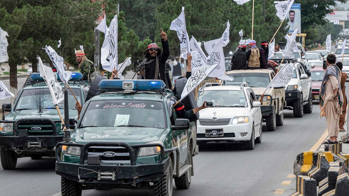 Talibanes celebrando su aniversario con las banderas que representan a los actuales mandatarios.