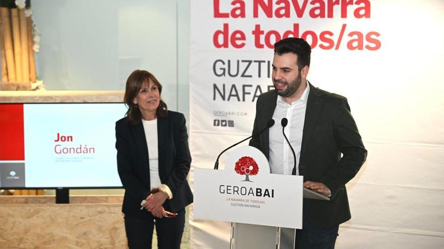Jon Gondán junto a Uxue Barkos durante la presentación de su candidatura en Zizur.