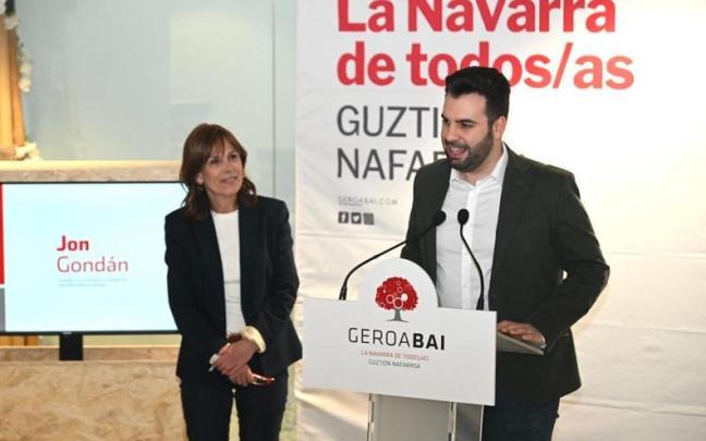 Jon Gond&aacute;n junto a Uxue Barkos durante la presentaci&oacute;n de su candidatura en Zizur.
