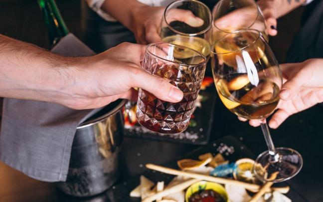 Un grupo de jóvenes toman alcohol. Un grupo de jóvenes toman alcohol.