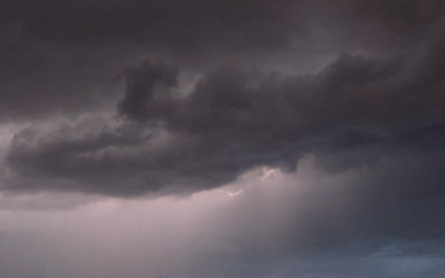 Tormenta, lluvia, cielo nuboso, rayos, tempestad, chubascos. Tormenta, lluvia, cielo nuboso, rayos, tempestad, chubascos.