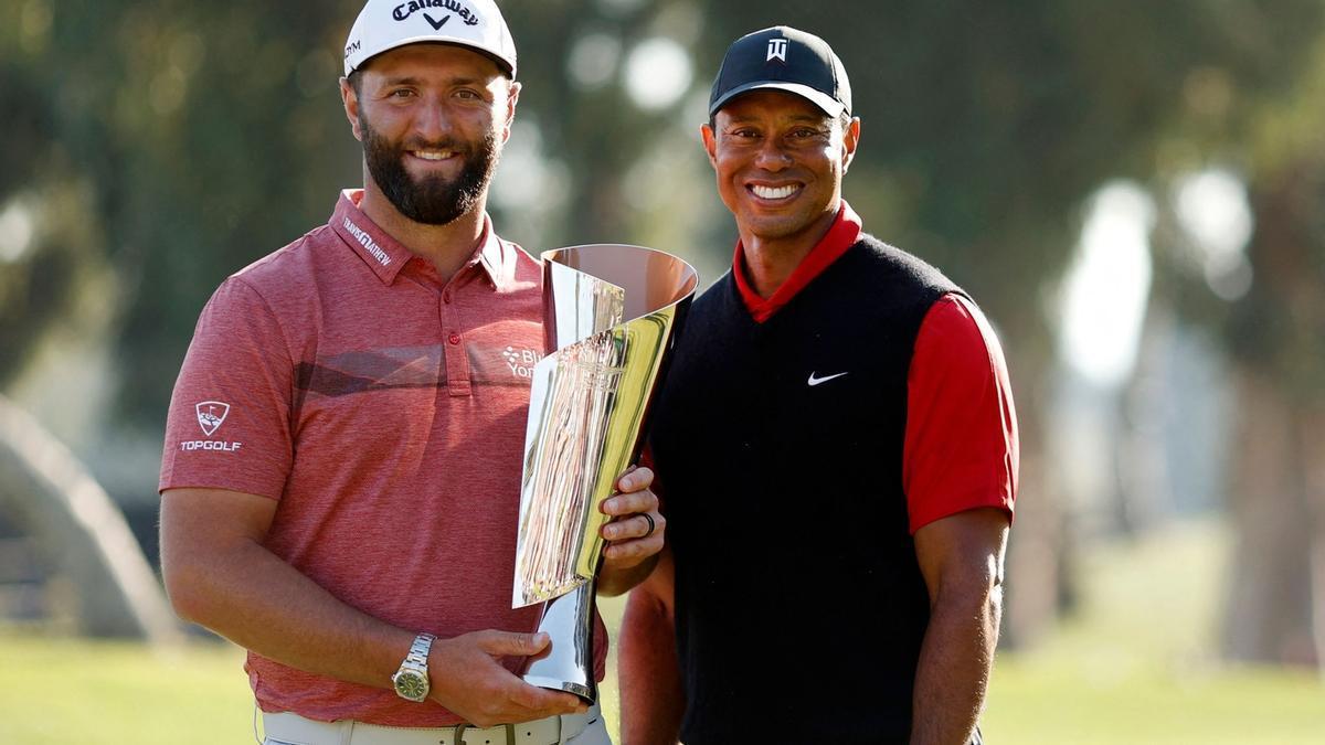 Jon Rahm recibió el trofeo de manos de Tiger Woods, anfitrión del Genesis Invitational.