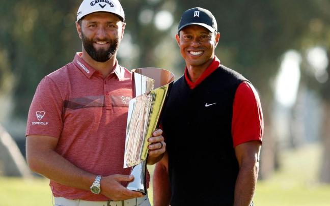 Jon Rahm recibió el trofeo de manos de Tiger Woods, anfitrión del Genesis Invitational.
