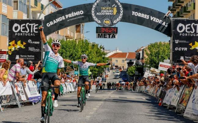 Lastra celebra la victoria en una etapa del Torres Vedras.