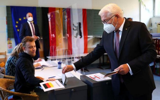 Frank-Walter Steinmeier ya ha acudido a su colegio electoral para votar esta mañana. Frank-Walter Steinmeier ya ha acudido a su colegio electoral para votar esta mañana.