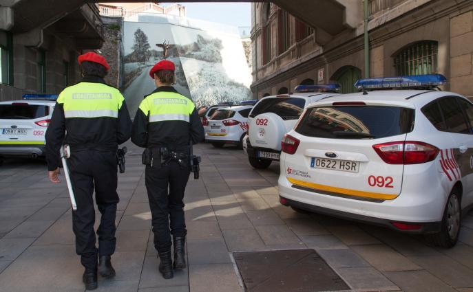 Dos policías municipales vigilando las calles de Bilbao.