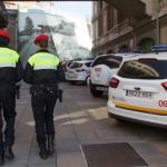 Dos policías municipales vigilando las calles de Bilbao.