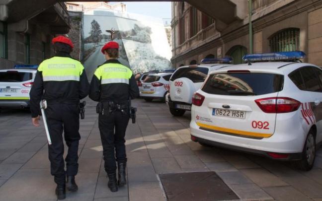 Dos policías municipales vigilando las calles de Bilbao. Dos policías municipales vigilando las calles de Bilbao.