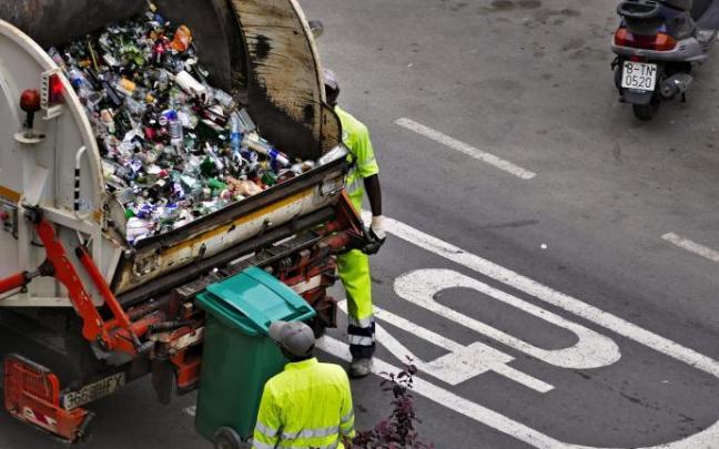Imagen de un camión de basura en acción. Imagen de un camión de basura en acción.
