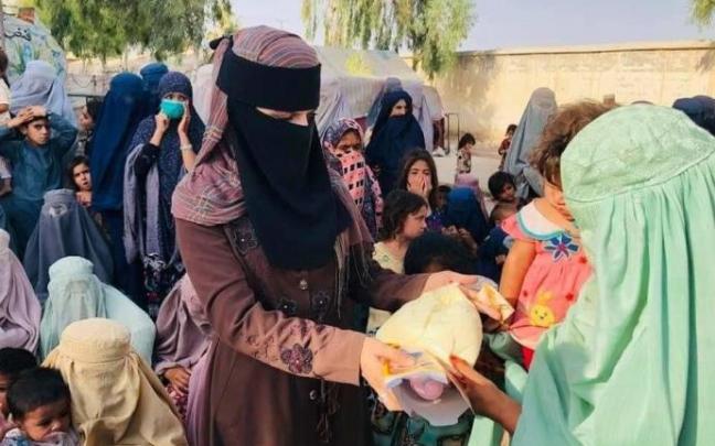 Rahima Fahmati atendiendo a personas necesitadas en Afganistán. Rahima Fahmati atendiendo a personas necesitadas en Afganistán.
