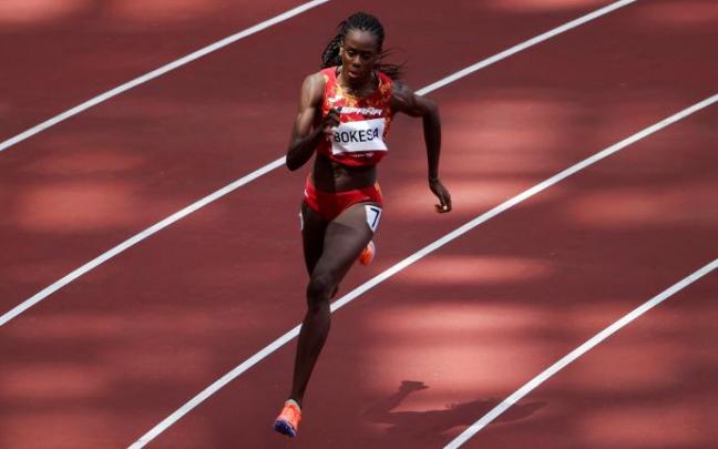 Lorena Bokesa compite durante las rondas clasificatorias de 400m femenino de atletismo.
