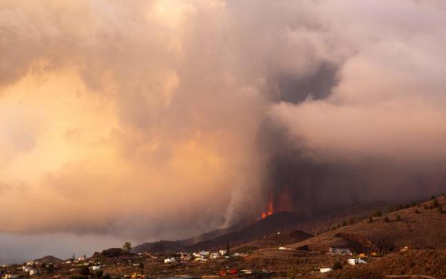Imagen del volcán desde Los Llanos de Aridane. Imagen del volcán desde Los Llanos de Aridane.