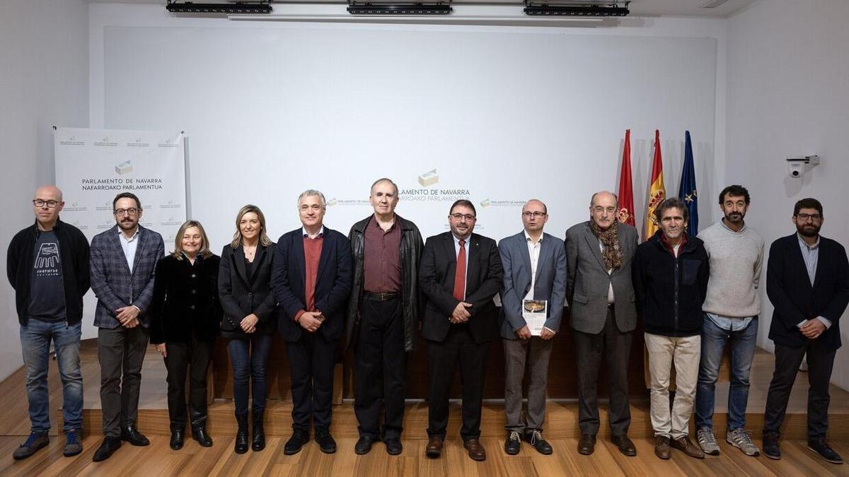 Unai Hualde, en la parte central de la imagen, rodeado de algunos de los participantes en el libro y en las jornadas sobre el 40 aniversario de la Lorafna.