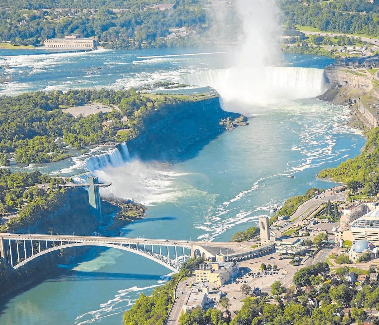 Las cataratas del Niágara al fondo siguiendo la senda del río.
